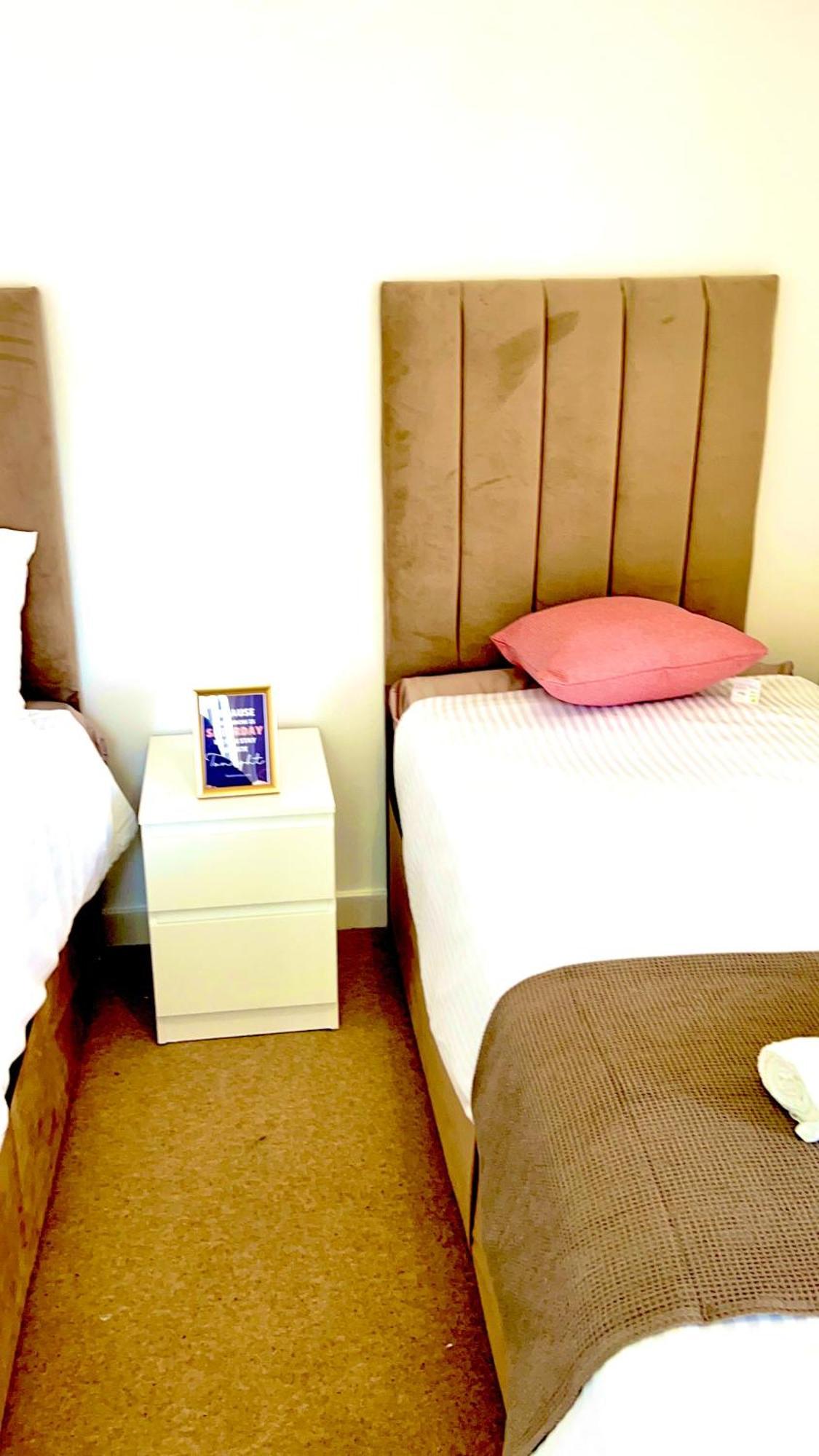Dartford Kent Luxe Home -2 Mins From Dartford Crossing - Close To Town Centre & Station - 5 Bedroom Holiday Home - Fun Games & Free Parking-Sleeps 1 To 12 Esterno foto