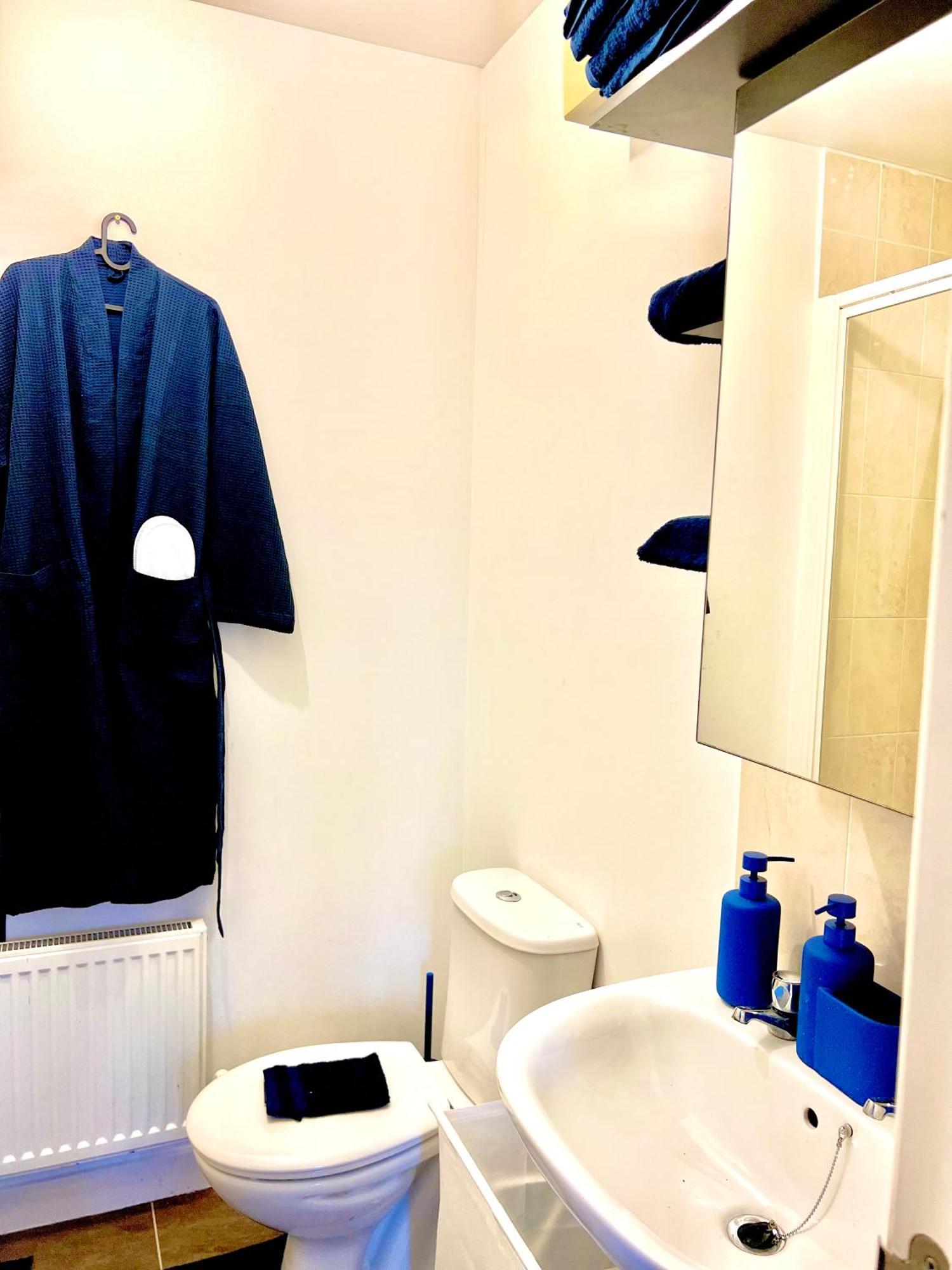 Dartford Kent Luxe Home -2 Mins From Dartford Crossing - Close To Town Centre & Station - 5 Bedroom Holiday Home - Fun Games & Free Parking-Sleeps 1 To 12 Esterno foto