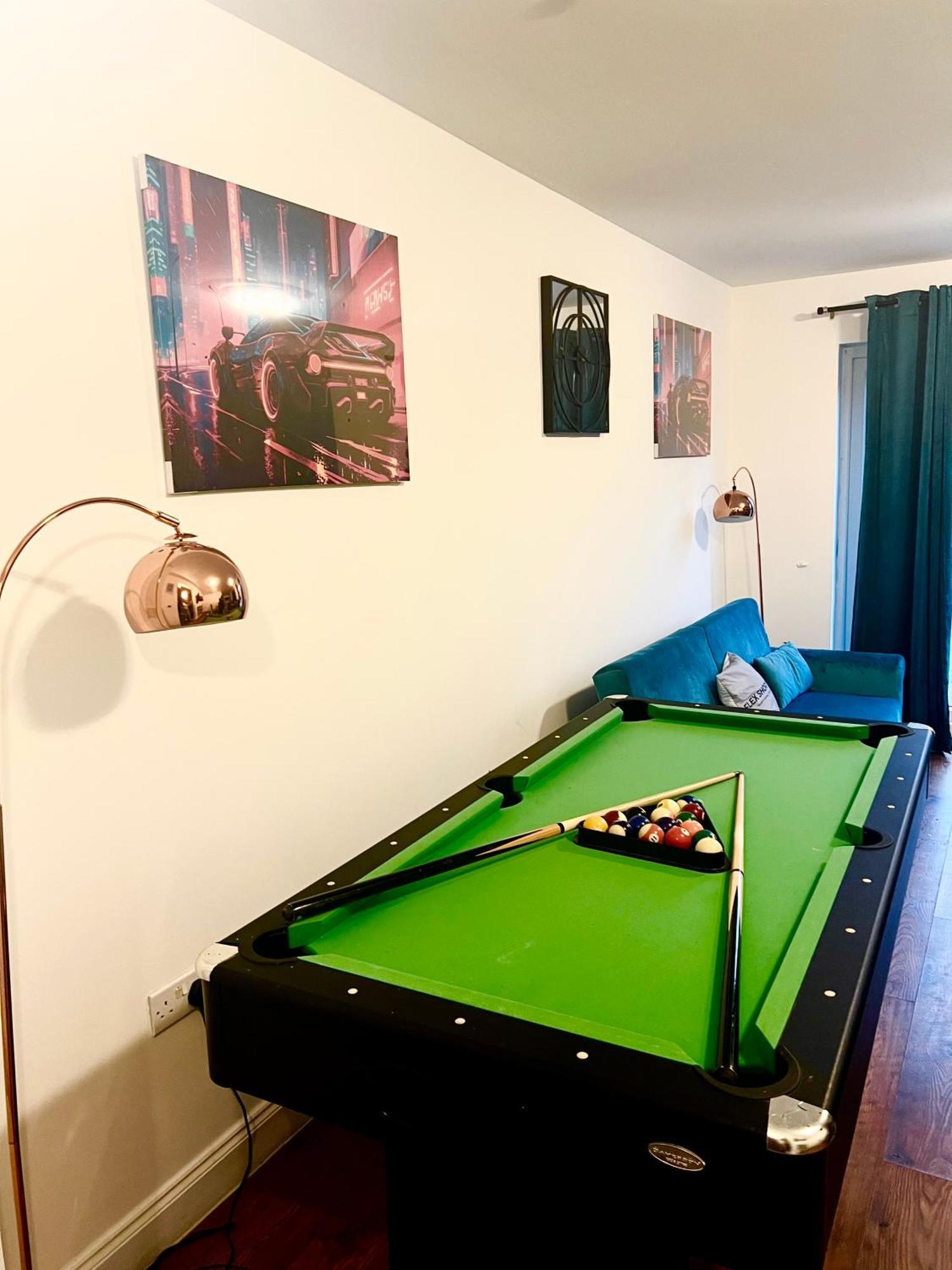 Dartford Kent Luxe Home -2 Mins From Dartford Crossing - Close To Town Centre & Station - 5 Bedroom Holiday Home - Fun Games & Free Parking-Sleeps 1 To 12 Esterno foto