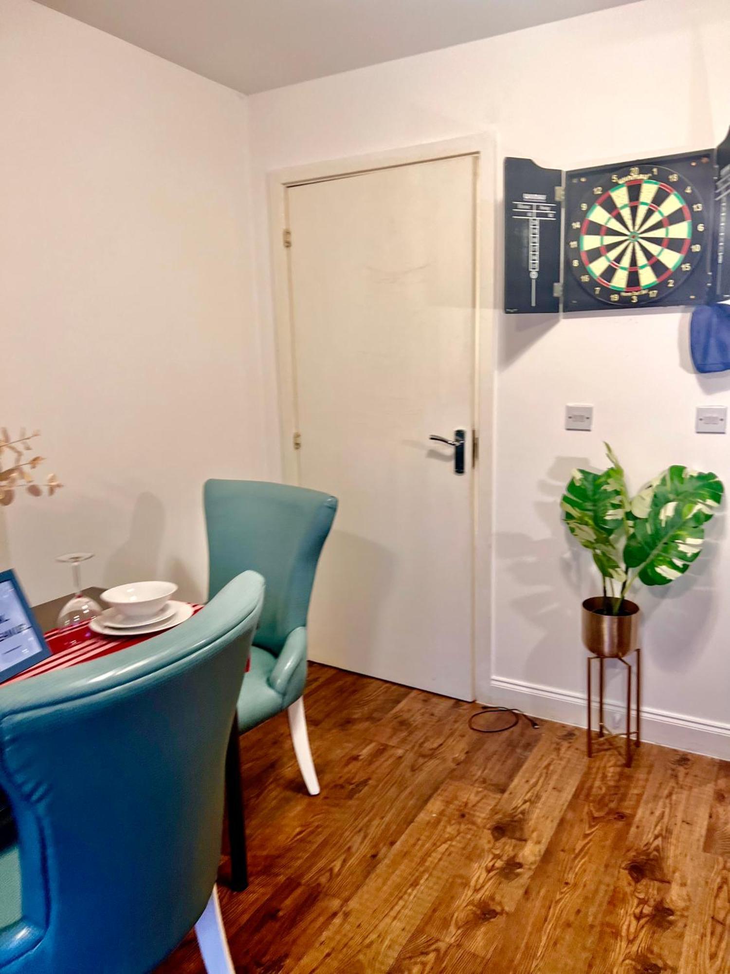 Dartford Kent Luxe Home -2 Mins From Dartford Crossing - Close To Town Centre & Station - 5 Bedroom Holiday Home - Fun Games & Free Parking-Sleeps 1 To 12 Esterno foto