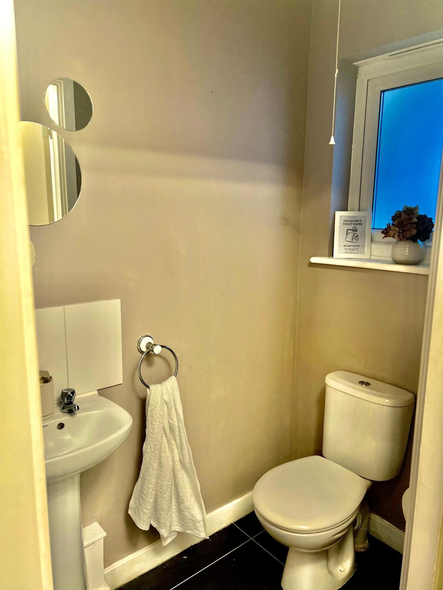 Dartford Kent Luxe Home -2 Mins From Dartford Crossing - Close To Town Centre & Station - 5 Bedroom Holiday Home - Fun Games & Free Parking-Sleeps 1 To 12 Esterno foto